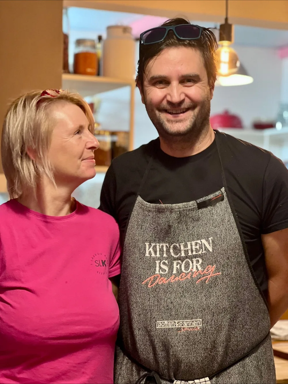 Dana und Petr, Gründer von S láskou Karel, in der Küche